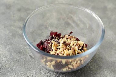 Ceviz, tuz ve karabiber ekle..