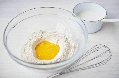 Unu, mayayı, tuzu, yumurtayı ve ılık sütü derin bir kasede birleştirin..