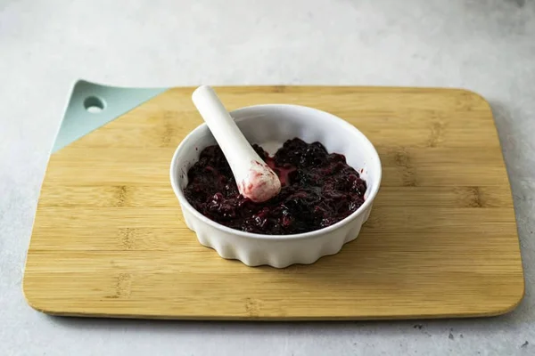用叉子或沙石压碎黑莓 使果汁流动 — 图库照片