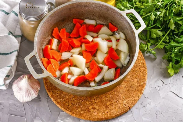 Möhren Und Zwiebeln Schälen Wasser Abspülen Halbe Möhren Und Zwiebeln — Stockfoto