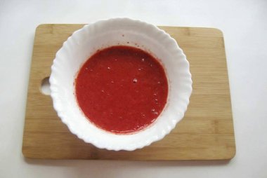 Püreye kadar blender ile çilekleri çırp..