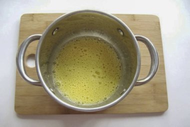 Kaseye yumurta ekle. Şekerli çırp.