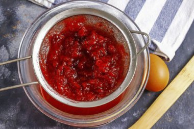 Kütleyi süzgeçten sil. Pastayı atmayın, ondan güzel kokulu ve lezzetli bir meyve suyu yapabilirsiniz..