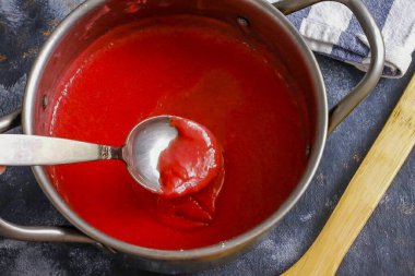 Soğukta pişmiş Kürt 'ü 30 dakika soğutun, bu süre zarfında tereyağı sertleşecek ve krema kalınlaşacak..