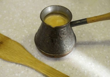 Ateşe ver ve neredeyse kaynat. Sıcaktan kurtul ve tekrar kaynamaya başla. Üçüncü seferde kaynat, bir tutam tuz ekle ve ısıdan kurtul..