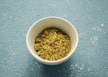 Keten tohumlarını kahve öğütücüsünde öğütün..