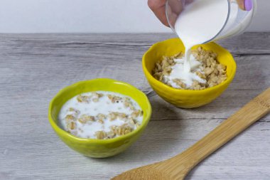 Sıcak yulaf lapasını kaselere koy ve soğuk süt ekle! Bu İskoç lapasının ana sırrı..