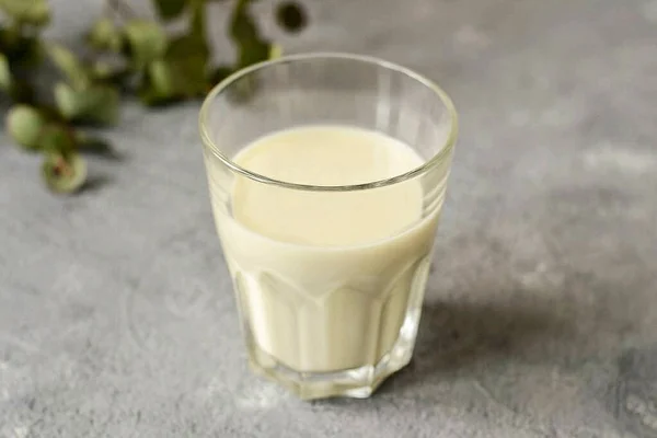 Giet Melk Het Glas Waarin Koffie Serveert — Stockfoto