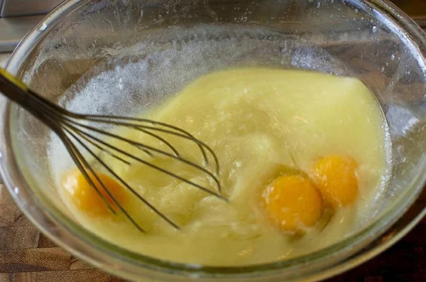 Tambahkan Telur Dan Terus Memukul Sampai Halus — Stok Foto