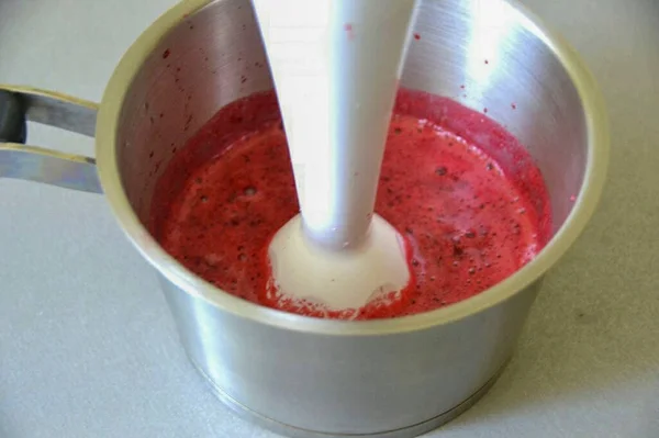 Kirschen Mit Dem Stabmixer Stanzen Auf Den Herd Stellen Aufkochen — Stockfoto