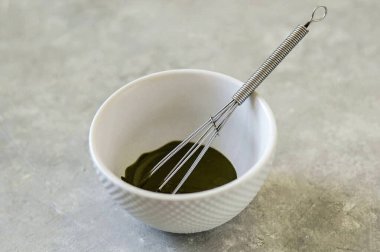 Kibriti biraz suda erit. Bunu çırpıcı ya da kapuçino makinesiyle yapmak daha uygun..