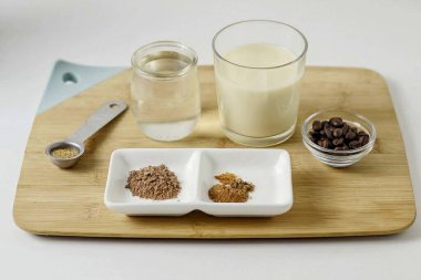 Meksika kahvesi için gerekli tüm malzemeleri hazırlayın..