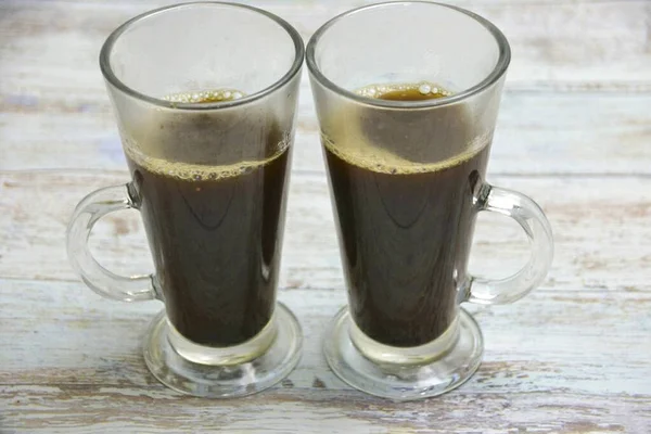 Den Türkischen Kaffee Zuerst Die Gläser Gießen — Stockfoto