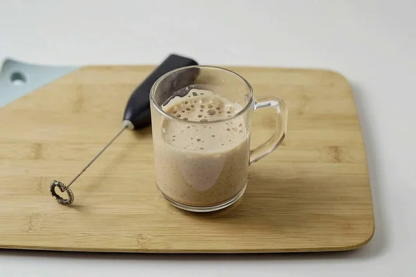 Cacao Con Spezie Aggiungere Paio Cucchiai Latte Frullare Con Cappuccinatore — Foto Stock