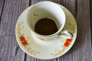 Suyu boşalt, 100 ml kahveye bir çay kaşığı ekle. su.