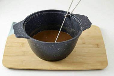 Ortaya çıkan kakaoyu çırp. O zaman içine kahve dök..