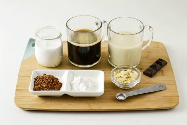 Hollywood kahvesi yapmak için tüm malzemeleri hazırlayın..