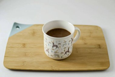 İçkiyi bardağa dök..