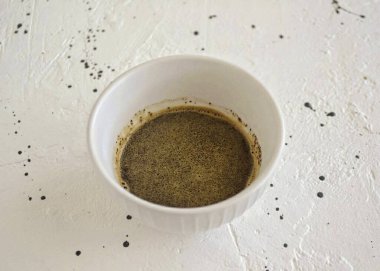 Kahveyi sıcak suyla doldur ve 5 dakikalığına git..