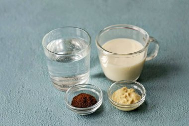 Fıstık ezmeli kahve yapmak için tüm malzemeleri hazırlayın..