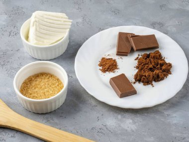 Gerekli tüm malzemeleri hazırlayın. Biz kahveyi hazırlarken dondurmayı biraz erit..