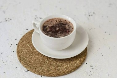 Pour brewed coffee, stir gently.