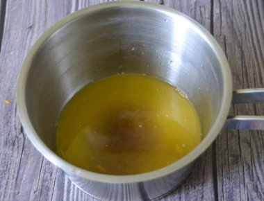 Pour orange juice into a saucepan, add brown cane sugar, boil the juice to a viscous syrup.