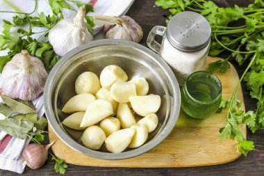 Peel the garlic, peel each clove in the same way. Put them in a deep container and rinse in water.