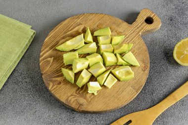 Remove the pulp with a teaspoon, cut into slices and pour over the lemon juice.