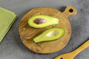 Avokadoyu ikiye böl ve çukuru çıkar..