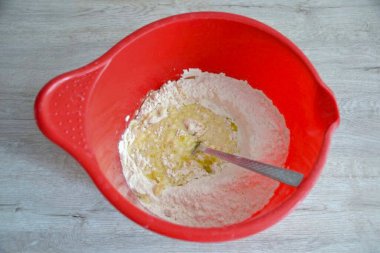 Kuru malzemeleri yağlı su karışımına dök, hamur yoğur..