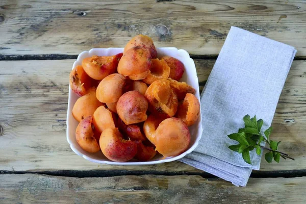 Divide Apricots Halves Remove Seeds — Foto de Stock