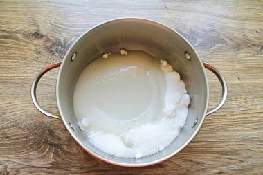 Pour water and sugar into a container with a thick bottom. Put on low heat and bring to a boil and sugar dissolve.
