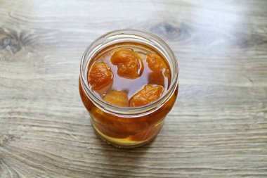 Pour the prepared jam into hot jars and swirl immediately. Turn the cans over, wrap and leave to cool.