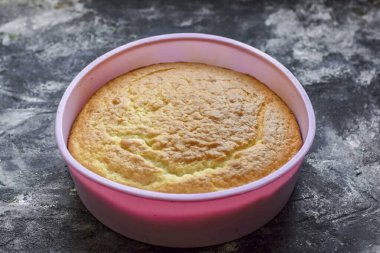 Bake the sponge cake in the oven at 180 degrees for 35 minutes.