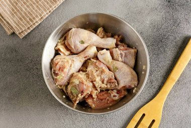 Mix well, rubbing salt and spices into the meat with your hands, tighten the bowl with plastic wrap and refrigerate for a day.