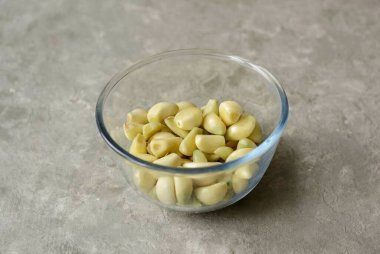 Peel the cloves, rinse and dry.