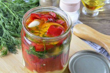 Kalan sıcak salamurayla birlikte üstte.