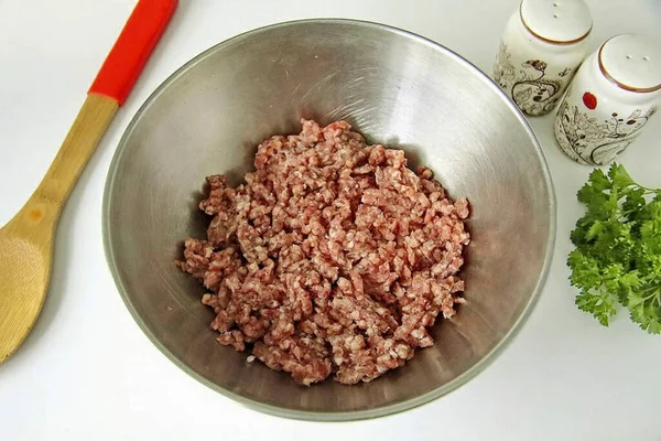 Trasferire Carne Macinata Una Ciotola Profonda Qualsiasi Tritacarne Andrà Bene — Foto Stock