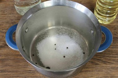 Bir tencereye tuz, şeker ve biber dökün..