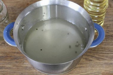 Suyu dök ve tavayı ateşe ver..