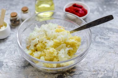 Darı pişene kadar kaynat, yarım bardak darı için bir bardak su iç. Kaynamış darı kıyma ile birleştirip yarım parça doğranmış soğan, tuz ve biber ekleyin. Her şeyi karıştır.