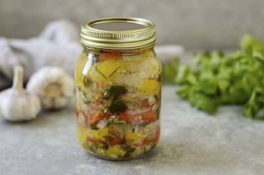 Gürcü biberi kış için hazır. Parlak, aromatik, orta derecede baharatlı ve çok lezzetli olduğu ortaya çıktı! Herhangi bir meze ile gider, afiyet olsun.!