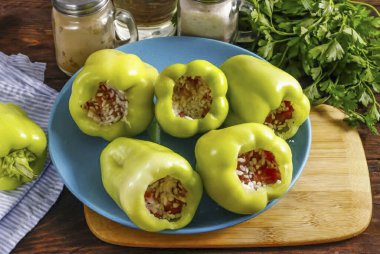 Biberleri kıyma ile doldurun, yaklaşık 1 cm boş bırakın, pirinç şişer ve kaynarken bütün sebzeyi doldurur. Yoksa biberler patlar ve dolgu suyu çorbaya dökülür.!