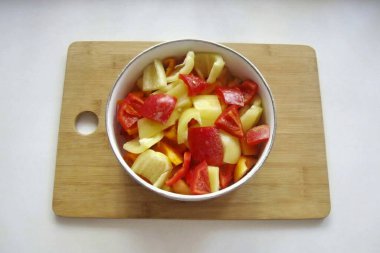 Biberi küçük dilimlere ayır..