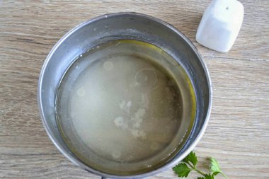 Tatlı dolgu için her şeyi hazırlayın. Küçük bir tencerede gerekli miktarda su, şeker, tuz ve sebze yağını birleştirirsiniz. Kaynat, sirke ekle ve bir dakika sonra ısıdan kurtul..