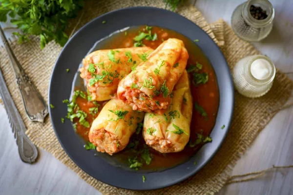 Servírujte Vařené Teplé Jídlo Stůl Plněné Papriky Babička Jsou Chutné — Stock fotografie