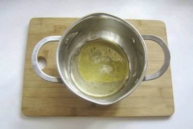 Tencereye ayçiçeği yağı ekle..