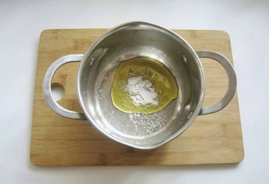 Salamurayı hazırlayın. Bir tencereye sıvı bal dök. Tuz ekle.