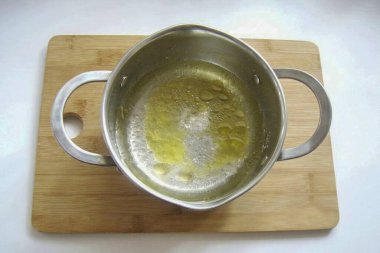 Bir tencereye su dök..